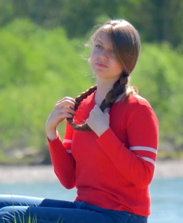 VIDEO - Rapunzel sitting by the water