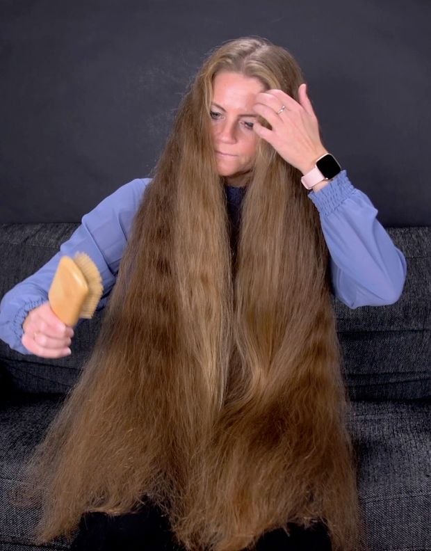 VIDEO - Brushing her massive mane