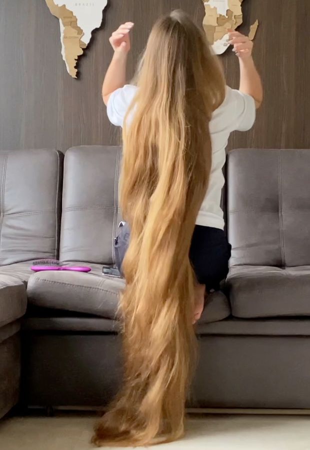 VIDEO - Extreme calf length hair play in sofa