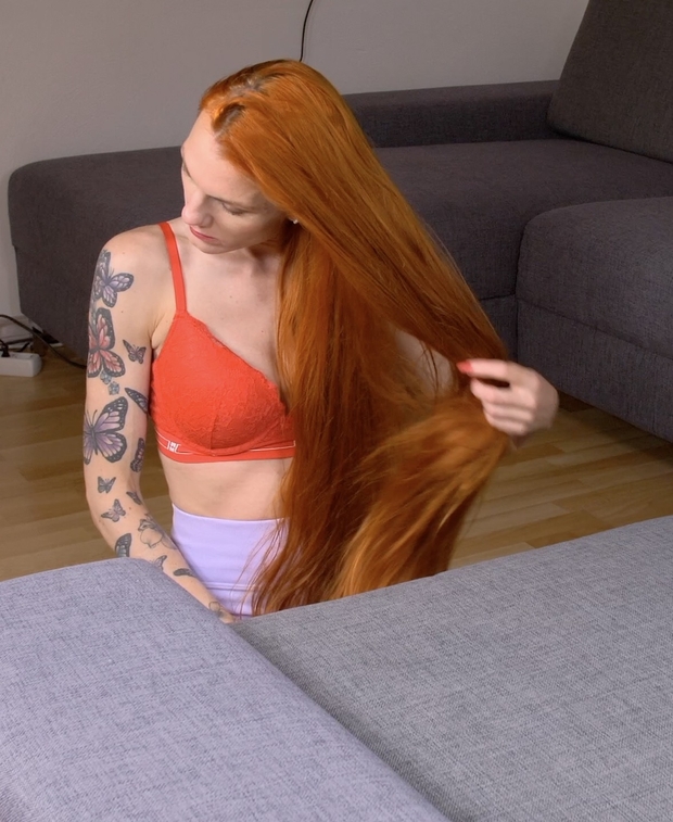 VIDEO - Red bundrops on the sofa