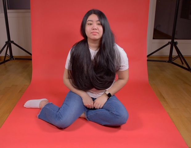 VIDEO - Really long black hair on red