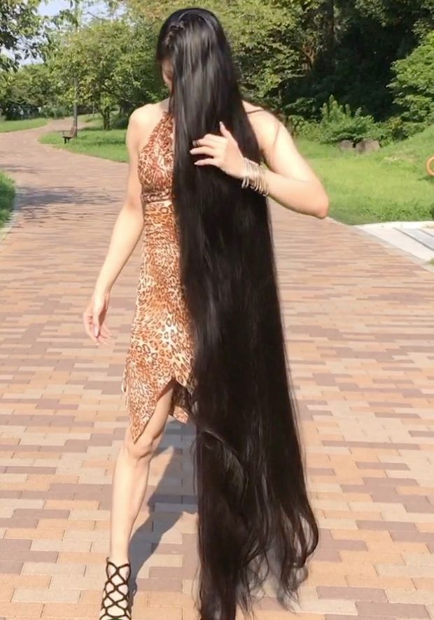VIDEO - The longest black hair you have ever seen