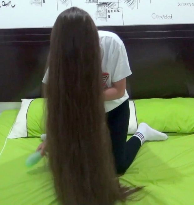 VIDEO - A young woman with a passion for extreme hair lengths