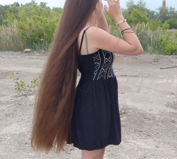 VIDEO - Displaying her massive mane in the wind