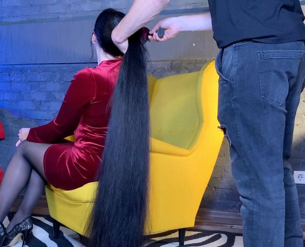 VIDEO - She needs help with her heavy hair brushing