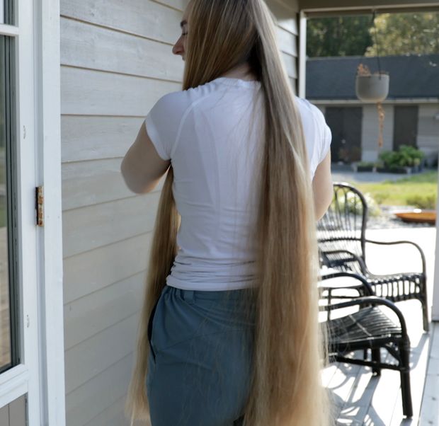 VIDEO - Blonde Rapunzel&#x27;s ultra beautiful hair