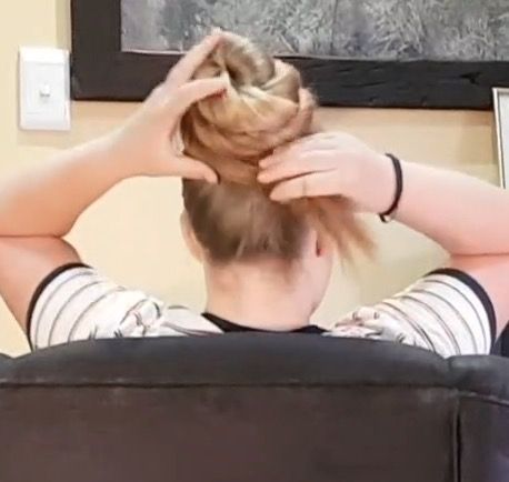 VIDEO - Heavy blonde hair behind the chair