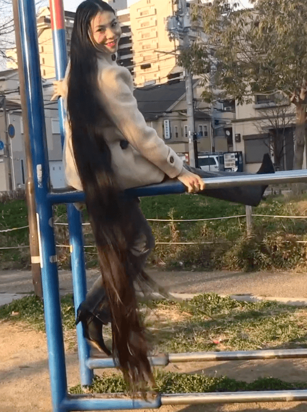 VIDEO - Floor length hair in public 2