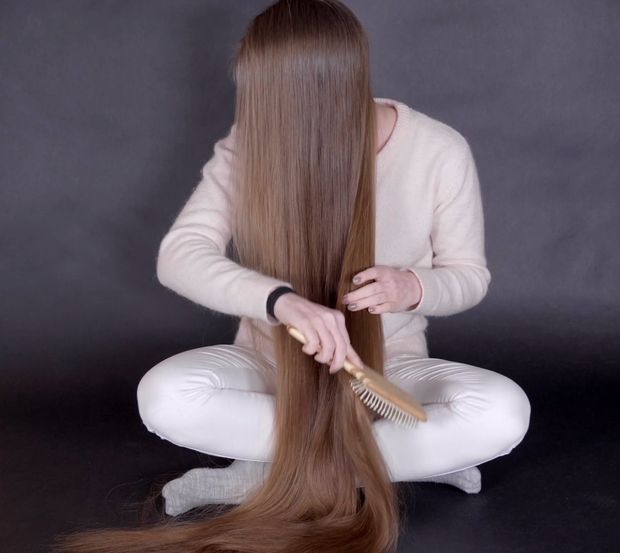 VIDEO - Emilie&#x27;s perfectly healthy, silky hair