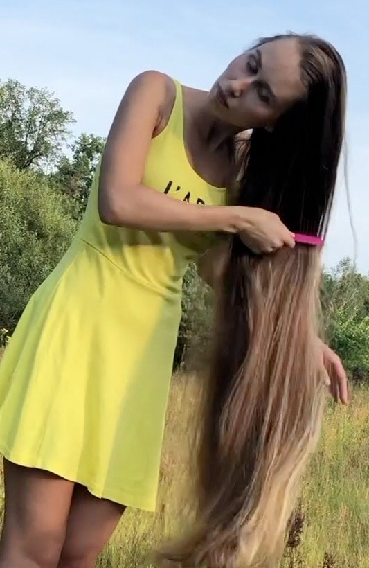 VIDEO - Blonde hair, pink comb