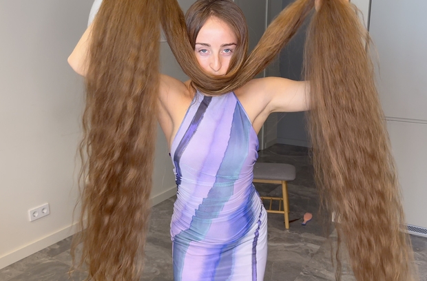 VIDEO - Floor length hair dream