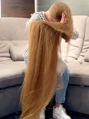 VIDEO - Floor length hair in the huge sofa