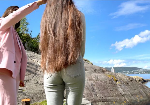 VIDEO - Two sisters by the sea
