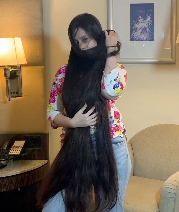 VIDEO - Neha&#x27;s extreme long hair show