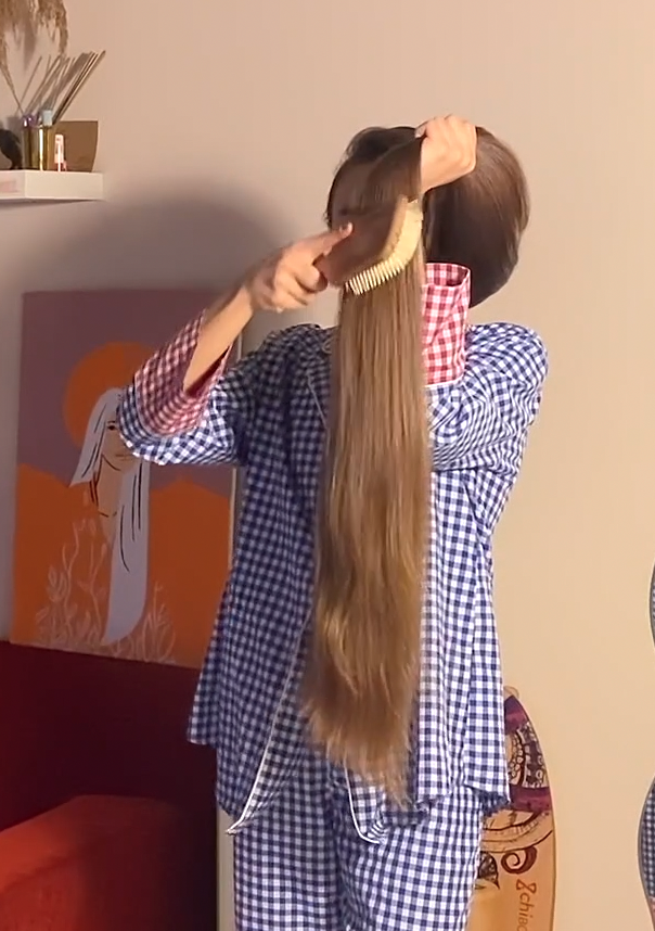 VIDEO - Extreme calf length hair in front of her face (part 1)