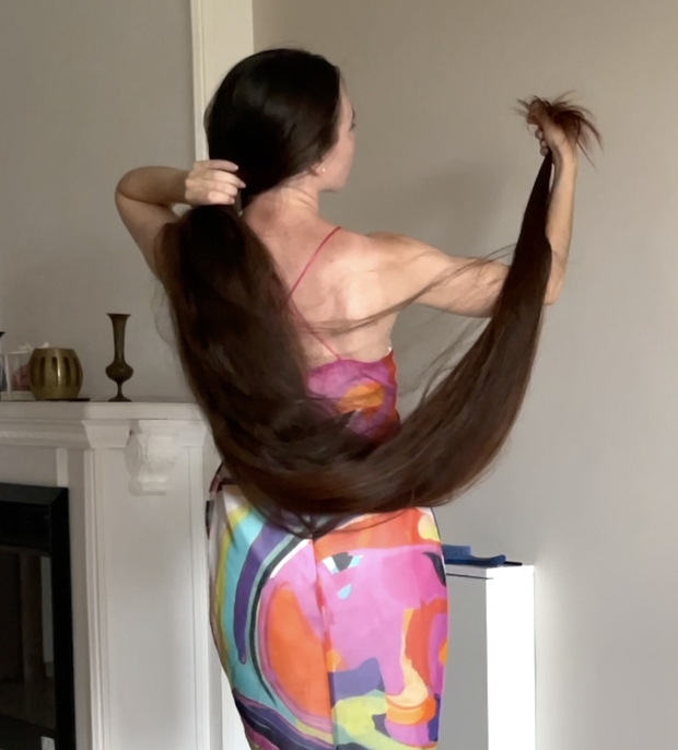 VIDEO - Ivanna loves her hair length