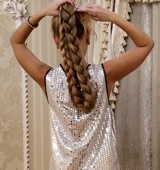 VIDEO - Super long folded blonde hair