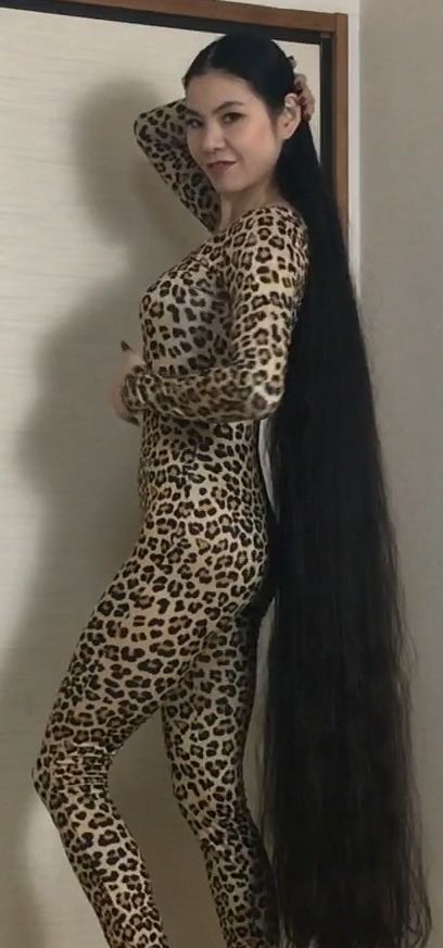VIDEO - In front of her face 5