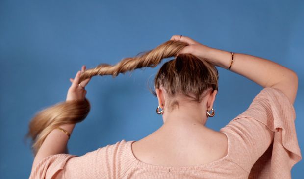 VIDEO - Hair bun perfection on blue