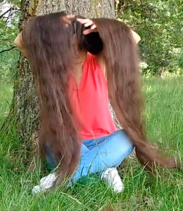 VIDEO - Super long hair by the tree