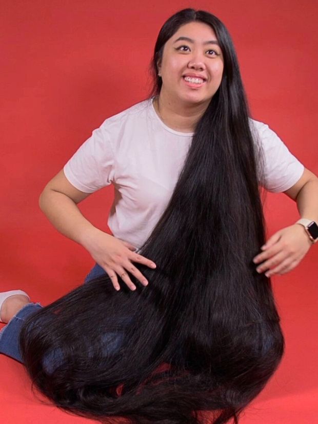 VIDEO - Really long black hair on red