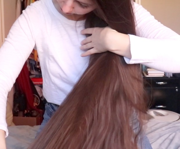 VIDEO - Antonia&#x27;s closeup hair play