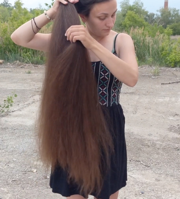 VIDEO - Displaying her massive mane in the wind