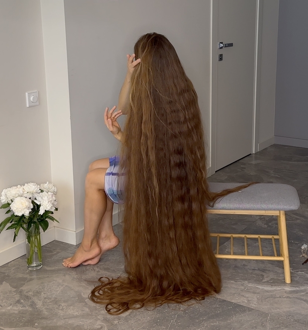 VIDEO - Floor length hair dream