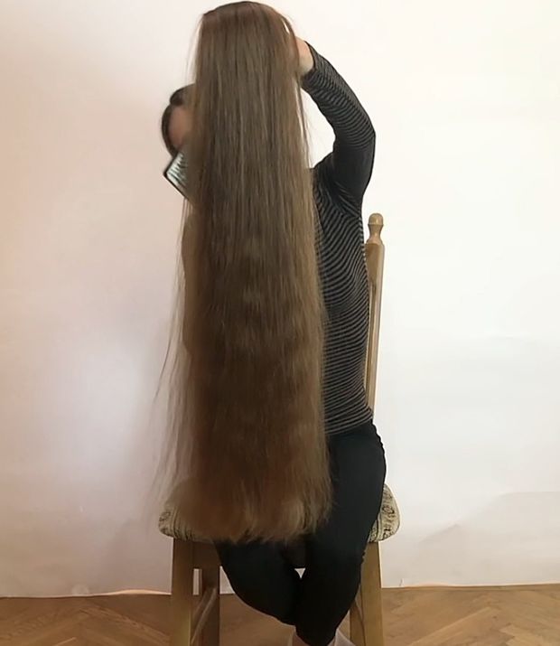 VIDEO - Super silky floor length hair
