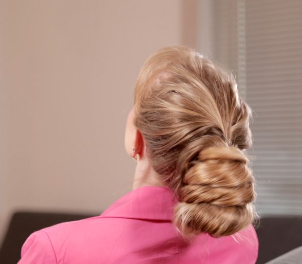 VIDEO - Extreme blonde bun elegance