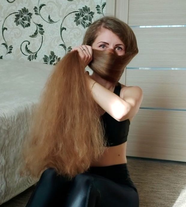 VIDEO - Extreme hair smelling
