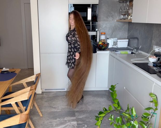 VIDEO - Lady with two meter long hair