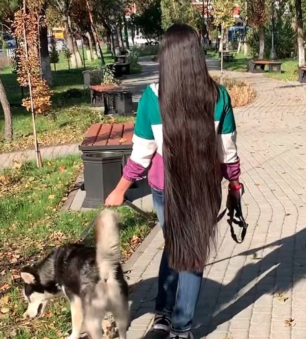 VIDEO - Huge, heavy buns, bangs and a lot of long hair