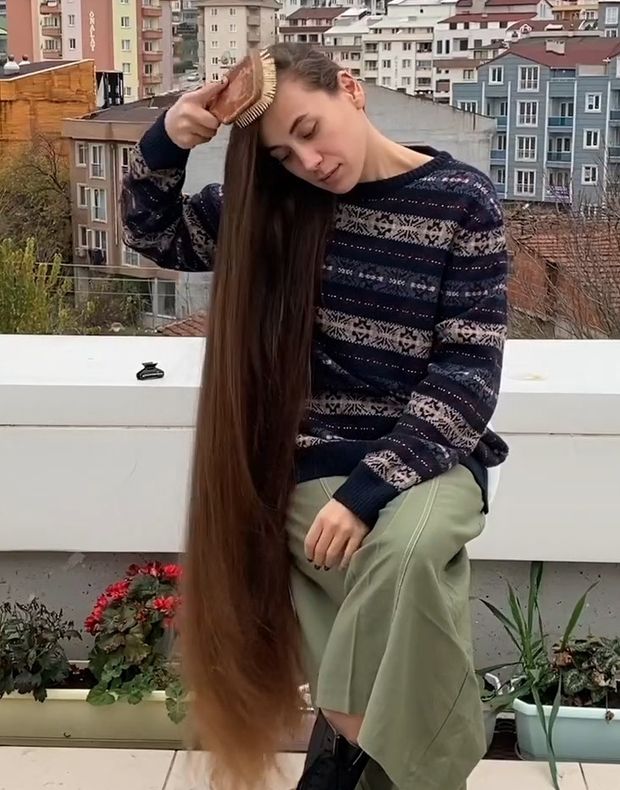 VIDEO - The girl with the huge buns