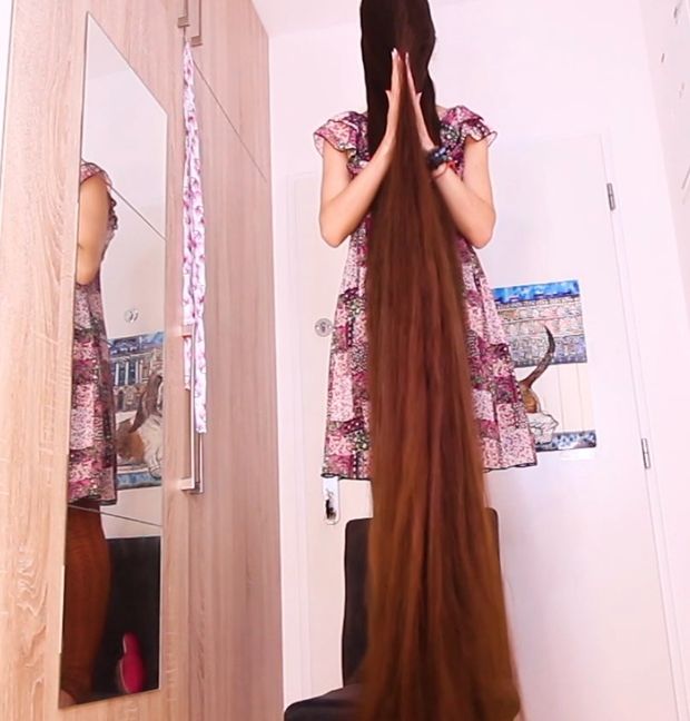 VIDEO - Extreme hair in front of her face