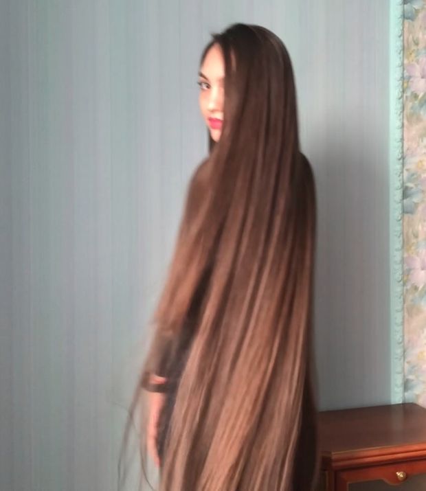VIDEO - Alina&#x27;s long hair covering and smelling