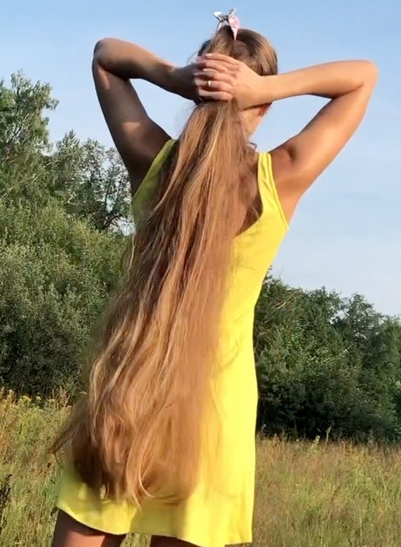VIDEO - Blonde hair, pink comb