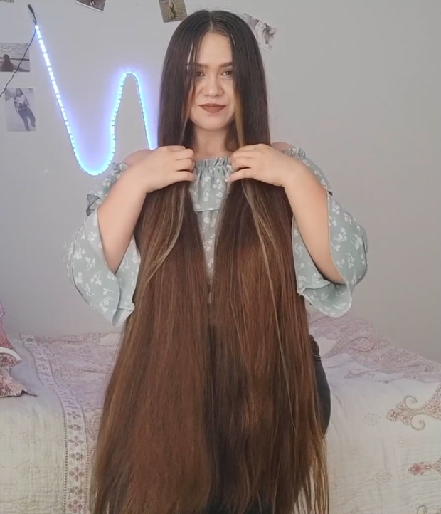 VIDEO - Her daily hair play