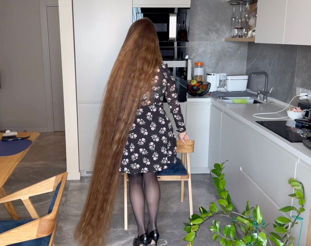 VIDEO - Lady with two meter long hair