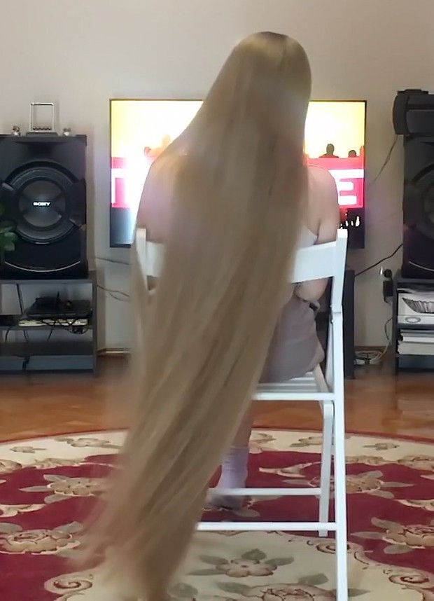 VIDEO - Blondie&#x27;s long hair show