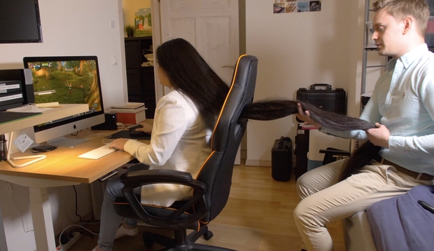 VIDEO - Super long haired gamer