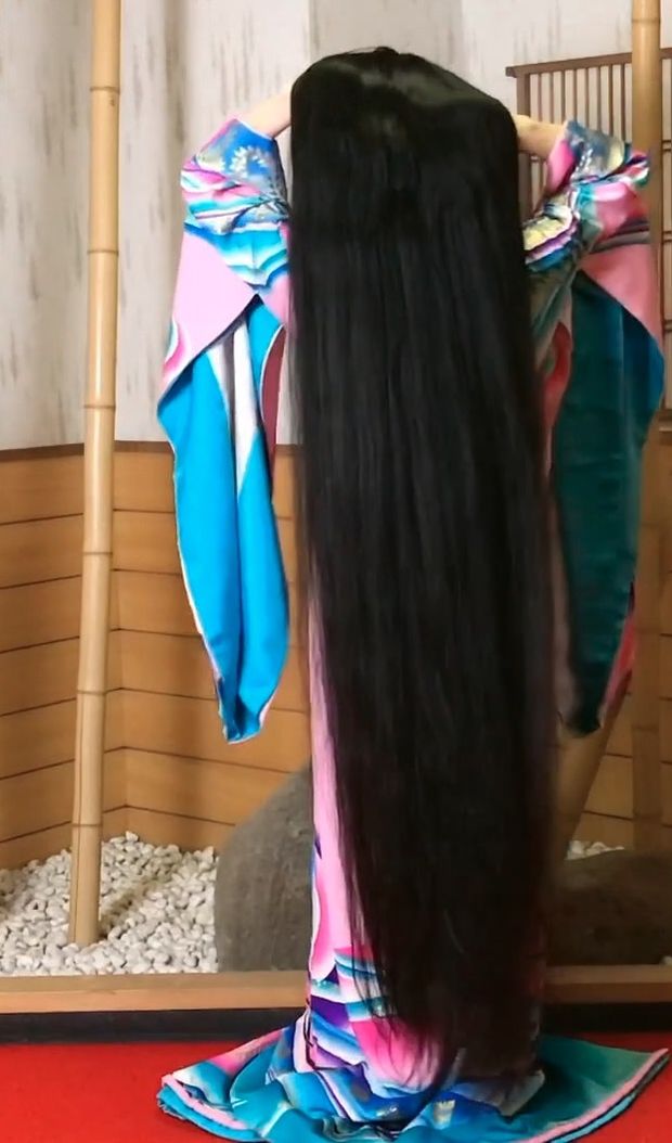 VIDEO - Super long Asian hair