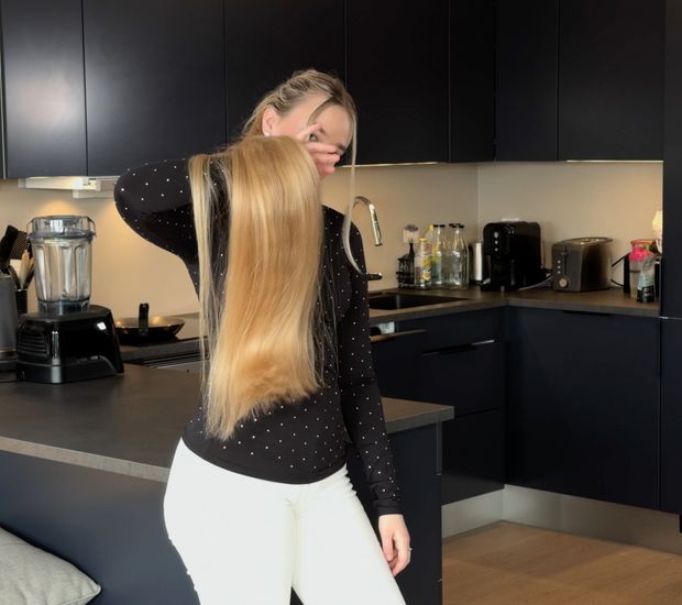 VIDEO - Ponytails and buns display