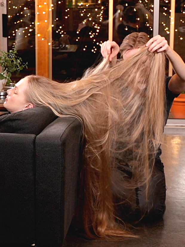 VIDEO - A lot of blonde hair to play with