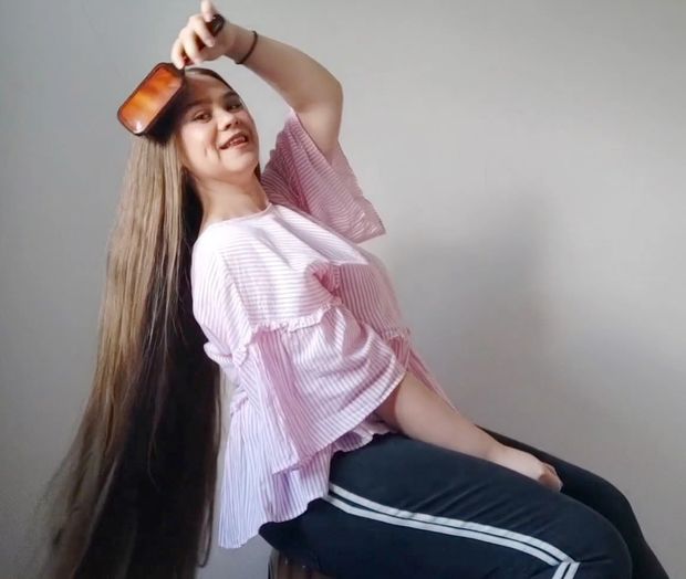 VIDEO - Pink shirt, shiny hair