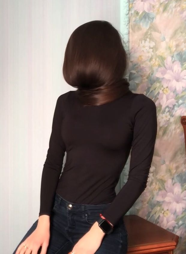 VIDEO - Alina&#x27;s long hair covering and smelling