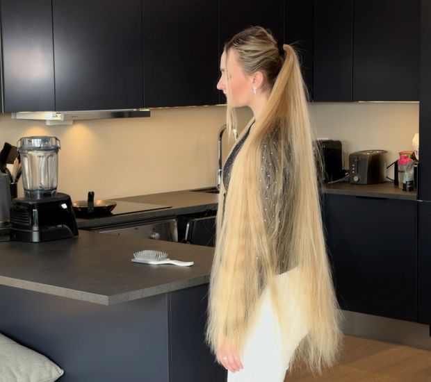 VIDEO - Ponytails and buns display