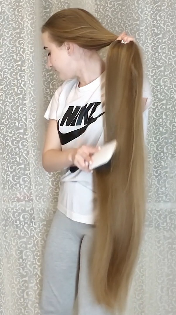 VIDEO - Long blonde hair by the curtains