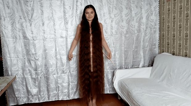 VIDEO - Margarita&#x27;s super long, creative hair play