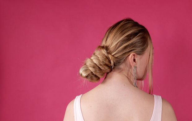 VIDEO - The ponytail and bun show perfection on pink